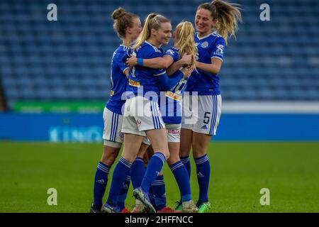 Leicester, Royaume-Uni.16th janvier 2022.Leicester, Angleterre, 16th janvier les joueurs de Leicester City fêtent après que Shannon O'Brien (27 Leicester City) ait obtenu le premier but de son équipe lors du match Barclays FA Women's Super League entre Leicester City et Brighton & Hove Albion au King Power Stadium.Gareth Evans/SPP crédit: SPP Sport presse photo./Alamy Live News Banque D'Images