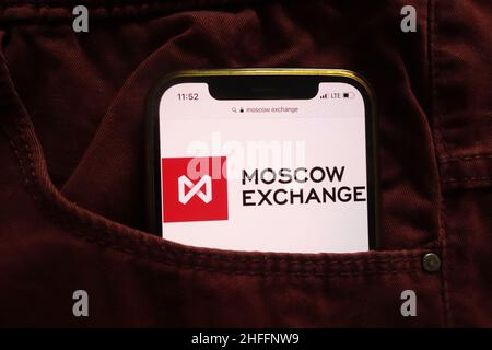 KONSKIE, POLOGNE - 15 janvier 2022 : logo de l'échange de Moscou affiché sur le téléphone mobile caché dans la poche des jeans Banque D'Images