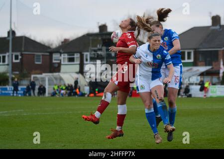 Preston, Royaume-Uni.16th janvier 2022.Preston, Angleterre, janvier 16th 2 joueurs dans une bataille aérienne pendant le match de championnat FA Womens entre Blackburn Rovers et Bristol City au stade Sir Tom Finney à Preston, Angleterre Paul Roots/SPP crédit: SPP Sport Press photo./Alamy Live News Banque D'Images