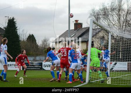 Preston, Royaume-Uni.16th janvier 2022.Preston, Angleterre, janvier 16th 2 Blackburn Rovers efface le ballon pendant le match de championnat FA Womens entre Blackburn Rovers et Bristol City au stade Sir Tom Finney à Preston, Angleterre Paul Roots/SPP crédit: SPP Sport Press photo./Alamy Live News Banque D'Images