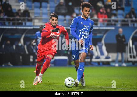 Troyes, France.16th janvier 2022.Lucas PAQUETA de Lyon et Erik PALMER-BROWN d'ESTAC Troyes lors du championnat de France Ligue 1 match de football entre ESTAC Troyes et Olympique Lyonnais (Lyon) le 16 janvier 2022 au Stade de l'Aube à Troyes, France - photo Matthieu Mirville/DPPI crédit: DPPI Media/Alamy Live News Banque D'Images