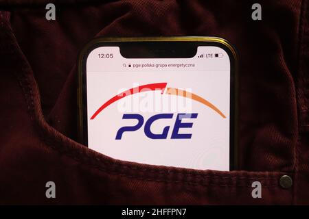 KONSKIE, POLOGNE - 15 janvier 2022: PGE Polska Grupa Energetyczna sa logo affiché sur un téléphone portable caché dans une poche de jeans Banque D'Images