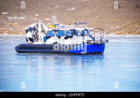 Aéroglisseur sur le lac Baikal.Hydroglisseur, transport d'hiver extrême.Aéroglisseur glissant rapidement sur la surface du lac Baikal gelé transparent, beauté de Banque D'Images