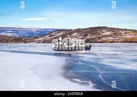 Aéroglisseur sur le lac Baikal.Hydroglisseur, transport d'hiver extrême.L'aéroglisseur glisse rapidement sur la surface du lac Baïkal gelé transparent Banque D'Images