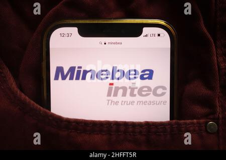 KONSKIE, POLOGNE - 15 janvier 2022 : logo Intec de Minebea affiché sur un téléphone mobile caché dans une poche de jeans Banque D'Images