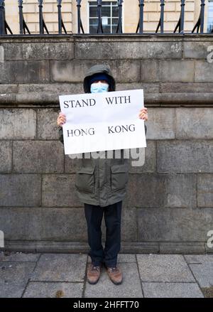 Édimbourg, Écosse, Royaume-Uni.16th janvier 2022.Le peuple de Hong Kong présente une manifestation pro-démocratie sur Princes Street à Édimbourg et forme une chaîne humaine dans les rues adjacentes.Les manifestants manifestaient contre le retrait des libertés et de la démocratie en vertu des nouvelles lois sur la sécurité nationale à Hong Kong, qui limitent sévèrement les libertés de la presse.Crédit : Iain Masterton/Alay Live News Banque D'Images