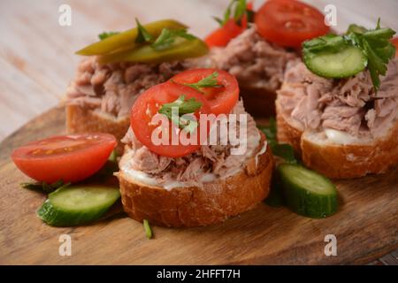 Ouvrir le sandwich avec du thon en conserve, du concombre, des tomates et du concombre mariné Banque D'Images