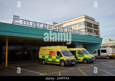 Ambulances à l'extérieur du service d'urgence de l'hôpital universitaire d'aintree fazakerley Liverpool, Angleterre, Royaume-Uni Banque D'Images