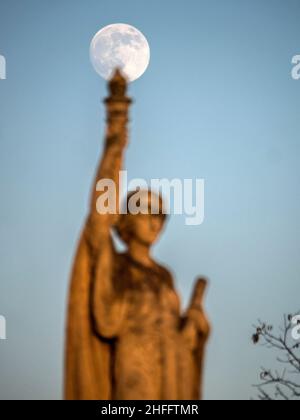 Sheerness, Kent, Royaume-Uni.16th janvier 2022.Météo au Royaume-Uni : la Lune du Loup presque pleine s'élève derrière la statue du mémorial de la guerre de la liberté à Sheerness, dans le Kent cet après-midi.Crédit : James Bell/Alay Live News Banque D'Images