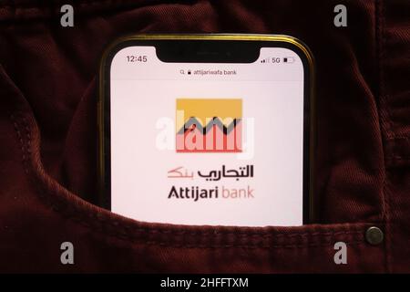 KONSKIE, POLOGNE - 15 janvier 2022 : logo de la banque Attijariwafa affiché sur un téléphone portable caché dans une poche de jeans Banque D'Images