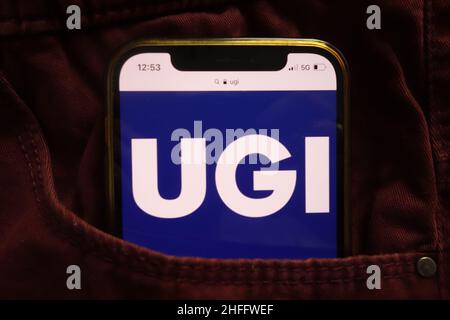 KONSKIE, POLOGNE - 15 janvier 2022 : logo UGI Corporation affiché sur un téléphone mobile caché dans une poche de jeans Banque D'Images