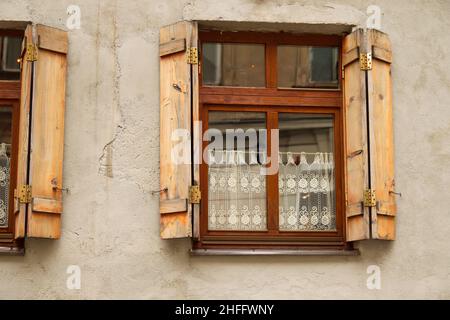 Ancienne fenêtre avec volets en bois ouverts.Texture arrière-plan, fenêtre sur le mur d'une maison en pierre volets de fenêtre en bois.Architecture vintage dans la vieille ville Banque D'Images