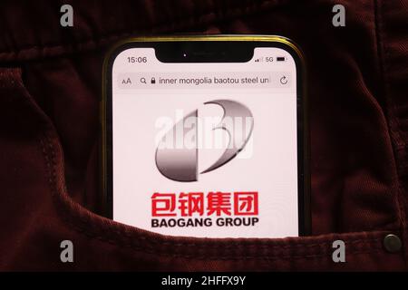 KONSKIE, POLOGNE - 15 janvier 2022 : logo du groupe Baogang affiché sur un téléphone mobile caché dans une poche de jeans Banque D'Images