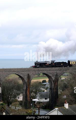 « Lydham Manor » (en cours d'exécution comme pionnier de classe 7800 « Torquay Manor ») sur le Viaduc de Hookhills. Banque D'Images