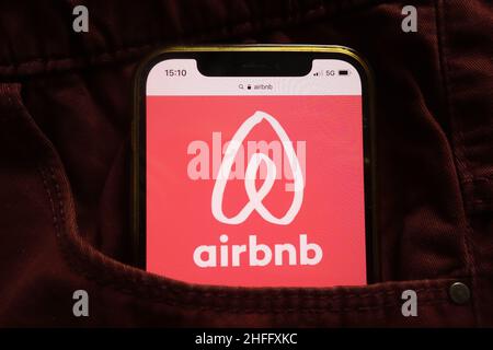 KONSKIE, POLOGNE - 15 janvier 2022 : le logo Airbnb Inc est affiché sur un téléphone mobile dissimulé dans une poche de jeans Banque D'Images