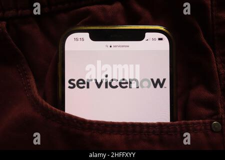 KONSKIE, POLOGNE - 15 janvier 2022 : logo ServiceNow Inc affiché sur le téléphone mobile caché dans la poche du Jean Banque D'Images