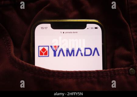 KONSKIE, POLOGNE - 15 janvier 2022 : logo Yamada Denki Co Ltd affiché sur un téléphone mobile caché dans une poche de jeans Banque D'Images