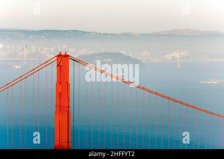 Célèbre pont du Golden Gate de San Francisco dans la lumière de la fin de l'après-midi Banque D'Images