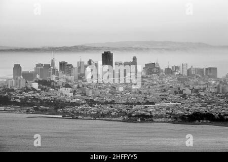 Célèbre San Francisco au coucher du soleil depuis le pont du Golden Gate Banque D'Images