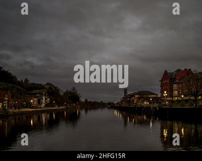 EXETER, DEVON, ANGLETERRE - DÉCEMBRE 11 2022 : vue en soirée sur le quai. Banque D'Images