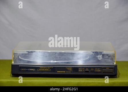 Lecteur de vinyle Sanyo.Lecteur analogique vintage. Platine Banque D'Images