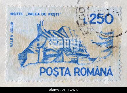 Timbre-poste annulé imprimé par la Roumanie, qui montre Motel Valea de Pești, Jiu Valley, vers 1991. Banque D'Images