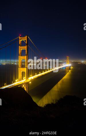 Célèbre pont du Golden Gate de San Francisco de nuit Banque D'Images