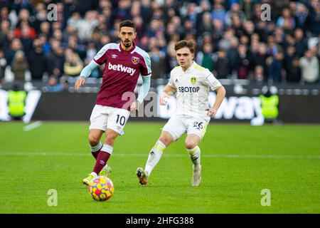 Londres, Royaume-Uni.16th janvier 2022.Manuel Lanzini de West Ham United (L) en action contre Lewis Bate de Leeds United (R).Match de la Premier League, West Ham Utd / Leeds United au stade de Londres, parc olympique Queen Elizabeth à Londres, le dimanche 16th janvier 2022. Cette image ne peut être utilisée qu'à des fins éditoriales.Utilisation éditoriale uniquement, licence requise pour une utilisation commerciale.Aucune utilisation dans les Paris, les jeux ou les publications d'un seul club/ligue/joueur. photo de Lewis Mitchell/Andrew Orchard sports Photography/Alamy Live News crédit: Andrew Orchard sports Photography/Alamy Live News Banque D'Images