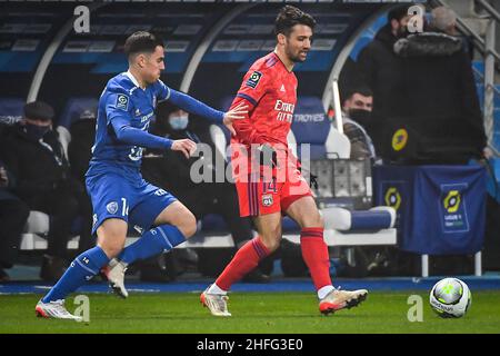 Troyes, France, France.16th janvier 2022.Dylan CHAMBOST de ESTAC Troyes et Leo DUBOIS de Lyon lors du match de Ligue 1 entre ESTAC Troyes et Olympique Lyonnais (OL) au Stade de l'Aube, le 16 janvier 2022 à Troyes, France.(Image de crédit : © Matthieu Mirville/ZUMA Press Wire) Banque D'Images