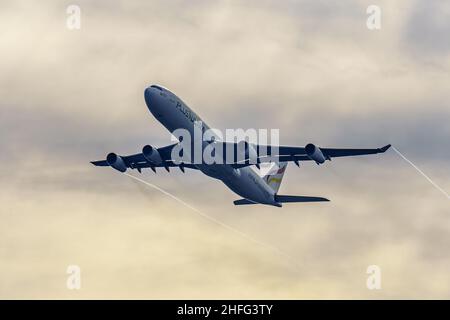 Madrid, Espagne - 8 janvier 2022 : Airbus A340-300 passagers de la compagnie aérienne plus Ultra décollage de l'aéroport Adolfo Suarez Barajas dans un f Banque D'Images