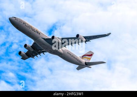 Madrid, Espagne - 8 janvier 2022 : Airbus A340-300 passagers de la compagnie aérienne plus Ultra vol après le décollage de l'aéroport Adolfo Suarez Barajas. Banque D'Images