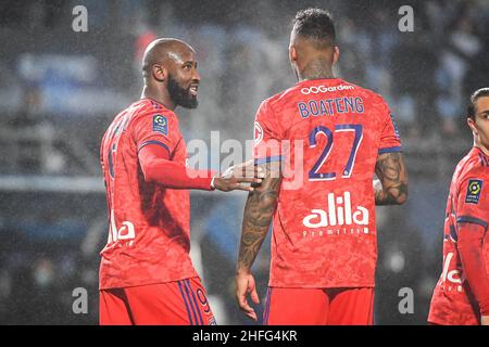 Troyes, France, France.16th janvier 2022.Moussa DEMBELE de Lyon fêtez son but avec Jérôme BOATENG de Lyon lors du match de la Ligue 1 entre ESTAC Troyes et l'Olympique Lyonnais (OL) au Stade de l'Aube le 16 janvier 2022 à Troyes, France.(Image de crédit : © Matthieu Mirville/ZUMA Press Wire) Banque D'Images