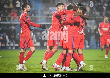 Troyes, France, France.16th janvier 2022.Moussa DEMBELE de Lyon fêtez son but avec ses coéquipiers lors du match de la Ligue 1 entre ESTAC Troyes et l'Olympique Lyonnais (OL) au Stade de l'Aube le 16 janvier 2022 à Troyes, France.(Image de crédit : © Matthieu Mirville/ZUMA Press Wire) Banque D'Images