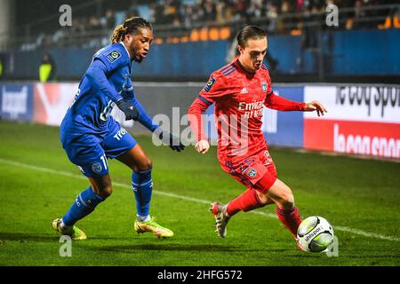 Troyes, France, France.16th janvier 2022.Gerson RODRIGUES d'ESTAC Troyes et Maxence CAQUERET de Lyon lors du match de la Ligue 1 entre ESTAC Troyes et Olympique Lyonnais (OL) au Stade de l'Aube le 16 janvier 2022 à Troyes, France.(Image de crédit : © Matthieu Mirville/ZUMA Press Wire) Banque D'Images