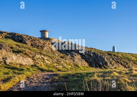 La dernière ascension vers Worcestershire Beacon lors d’un après-midi d’hiver dans les Malcavernes, Worcestershire, Angleterre Banque D'Images