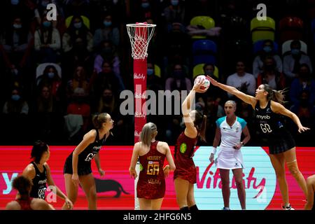 George Fisher, de England Vitality Roses, prend un cliché lors du match de la série netball quad au Copper Box Arena, Londres.Date de la photo: Dimanche 16 janvier 2022. Banque D'Images