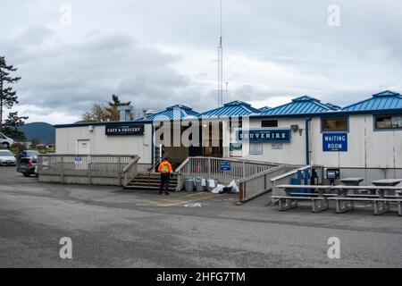 Anacortes, WA USA - vers novembre 2021 : vue sur la zone d'attente et la zone d'achat de billets sur les quais du ferry d'État de Washington d'Anacortes. Banque D'Images