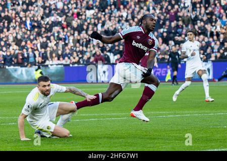 Londres, Royaume-Uni.16th janvier 2022.Michail Antonio de West Ham United (R) est abordé par Stuart Dallas de Leeds United (L).Match de la Premier League, West Ham Utd / Leeds United au stade de Londres, parc olympique Queen Elizabeth à Londres, le dimanche 16th janvier 2022. Cette image ne peut être utilisée qu'à des fins éditoriales.Utilisation éditoriale uniquement, licence requise pour une utilisation commerciale.Aucune utilisation dans les Paris, les jeux ou les publications d'un seul club/ligue/joueur. photo de Lewis Mitchell/Andrew Orchard sports Photography/Alamy Live News crédit: Andrew Orchard sports Photography/Alamy Live News Banque D'Images