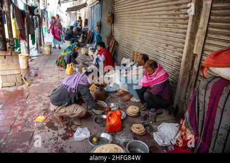 New Delhi, Inde.16th janvier 2022.Les travailleurs migrants ont vu cuisiner à l'aide d'arrangements temporaires au marché de l'Old Delhi. Un grand nombre de travailleurs migrants de l'état de Bihar et Jharkhand s'efforcent dans les voies et les sentiers de la vieille Delhi.Ils font toutes leurs tâches quotidiennes et survivent à travers toutes les chances de la vie.En outre, les restrictions en cas de pandémie sont une double tourbillons pour eux.Crédit : SOPA Images Limited/Alamy Live News Banque D'Images