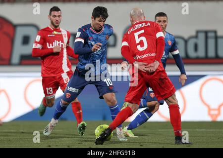 Ryder Matos (AC Perugia Calcio 1905) est défié par Luca Caldirola (AC Monza) lors de l'AC Monza vs AC Perugia, le football italien Serie B match à Monza (MB), Italie, janvier 16 2022 Banque D'Images