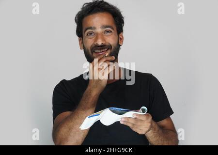 homme heureux avec son livre de chèque de banque - banque et concept d'argent Banque D'Images