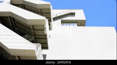 Détail architectural de l'escalier extérieur sur la façade du Museu del Disseny à Barcelone, Catalunya, Espagne, Europe Banque D'Images