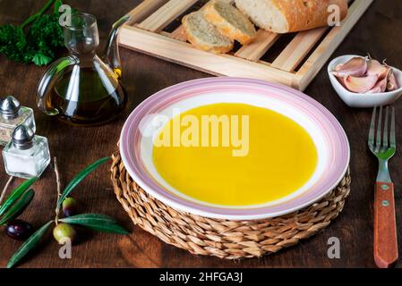 Plat avec huile d'olive extra vierge et pain coupé en tranches. Banque D'Images