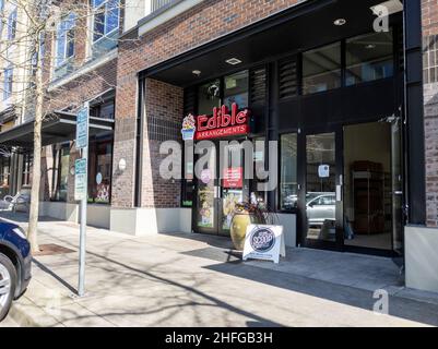 Kirkland, WA USA - vers avril 2021 : vue sur la rue de l'extérieur d'une boutique de cadeaux Edble arrangements dans un centre commercial. Banque D'Images