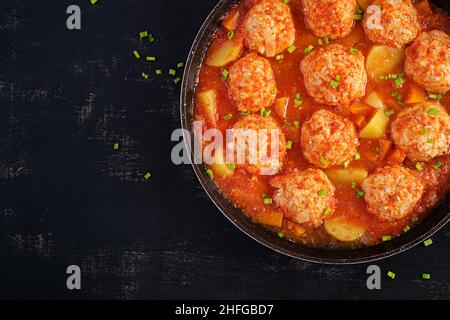 Boulettes de viande avec citrouille et tranches de pommes de terre dans la sauce tomate.Alimentation.Une alimentation saine.Vue de dessus Banque D'Images