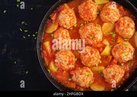 Boulettes de viande avec citrouille et tranches de pommes de terre dans la sauce tomate.Alimentation.Une alimentation saine.Vue de dessus Banque D'Images