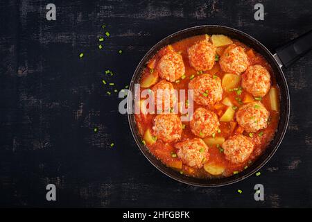 Boulettes de viande avec citrouille et tranches de pommes de terre dans la sauce tomate.Alimentation.Une alimentation saine.Vue de dessus Banque D'Images