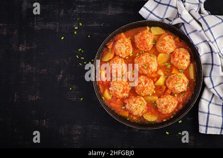 Boulettes de viande avec citrouille et tranches de pommes de terre dans la sauce tomate.Alimentation.Une alimentation saine.Vue de dessus Banque D'Images
