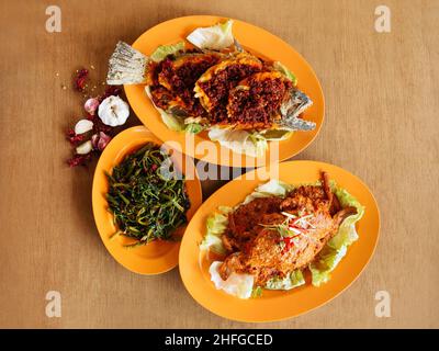 Sambal Kang Kong, Sambal Belachen Sole Fish, Chili Crab chines Food table vue de dessus Banque D'Images