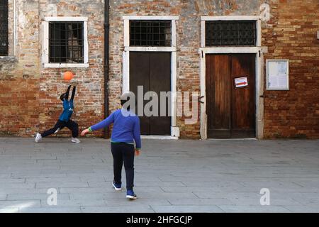 Une vue de Venise lors d'un confinement à travers toute l'Italie imposée pour ralentir l'épidémie de coronavirus, à Venise, Italie, 10 avril 2020.(MVS) Banque D'Images